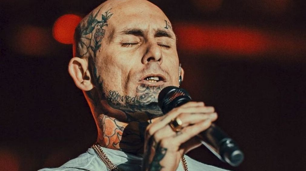 Emanuel Noir de "Ke Personajes" se desnudó al borde de la censura.