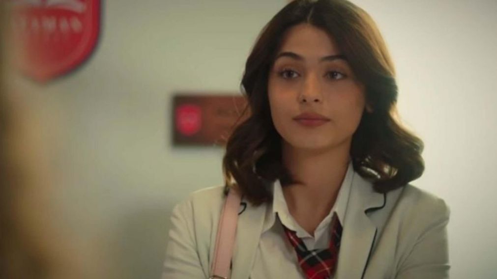 Özge, la atractiva joven que se suma a la historia para desatar celos.