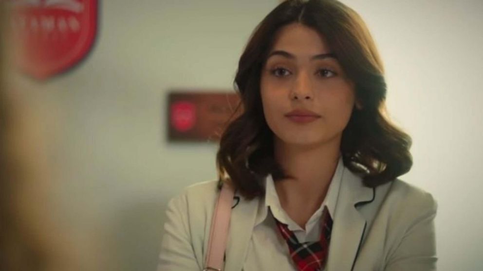 Özge, la atractiva joven que se suma a la historia para desatar celos.