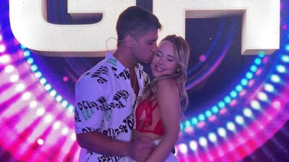 Fans de Coti y "El Conejo" de Gran Hermano empapelaron la Ciudad para una particular campa�a.