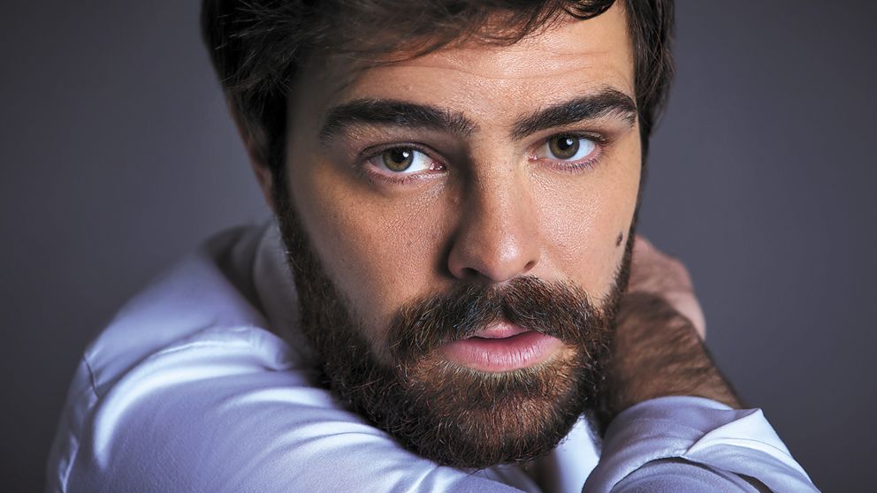 Peter Lanzani debuta como director y protagonista en la biopic de una leyenda del rock argentino