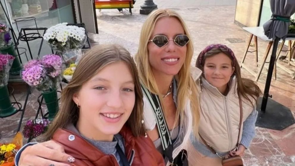 Nicole Neumann llevó a sus hijas más pequeñas a Disney.
