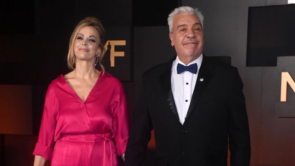 Coco Sily y Cecilia Caramelito Carrizo, muy enamorados en los Martín Fierro. (Foto: Infobae).