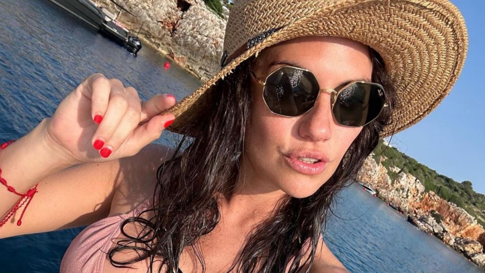 Jujuy Jiménez enmienda su corazón roto en las playas de España.