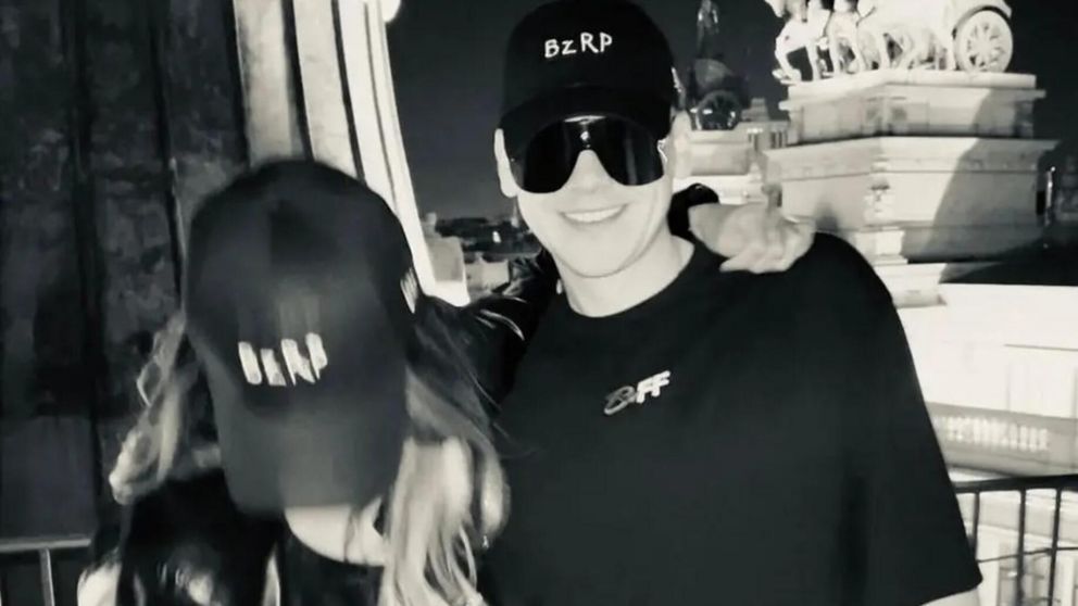 Bizarrap y una fan inesperada: una actriz internacional compartió una foto con él.