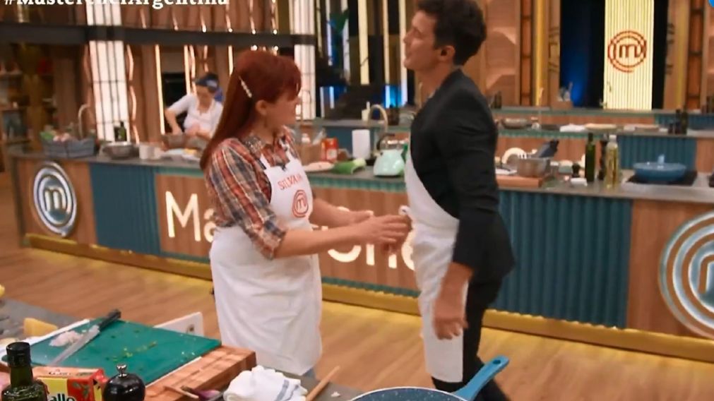Una de las participantes de "MasterChef" qued� "shockeada" con la ayuda de Mariano Mart�nez.