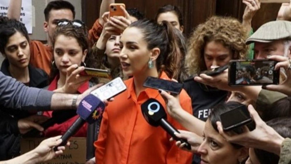 Thelma Fardin habló con la prensa en la puerta de la Unidad Fiscal Especializada en Violencia contra las Mujeres.