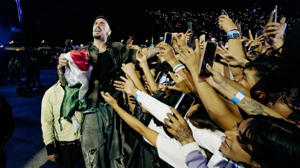 Rels B cerró su gira mundial con un show sold out en México.