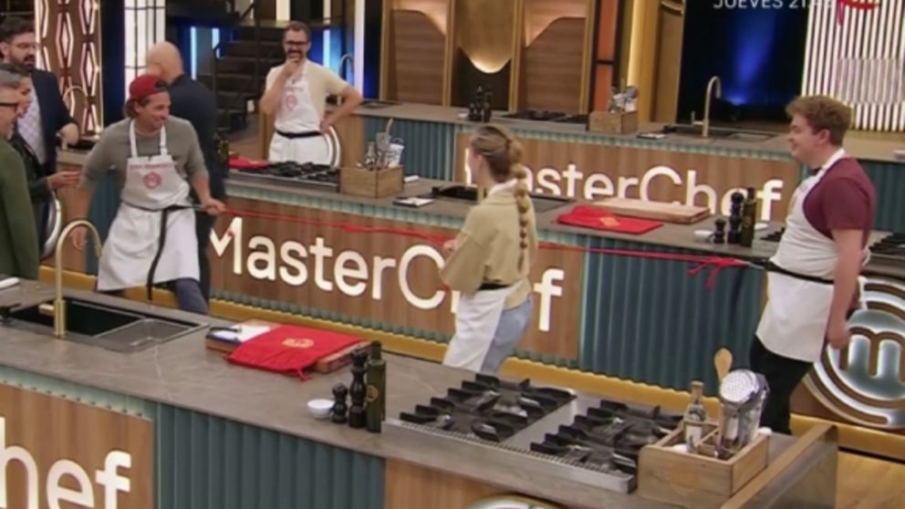 Los participantes de Masterchef tuvieron que entrar al mercado atados y todo fue un caos