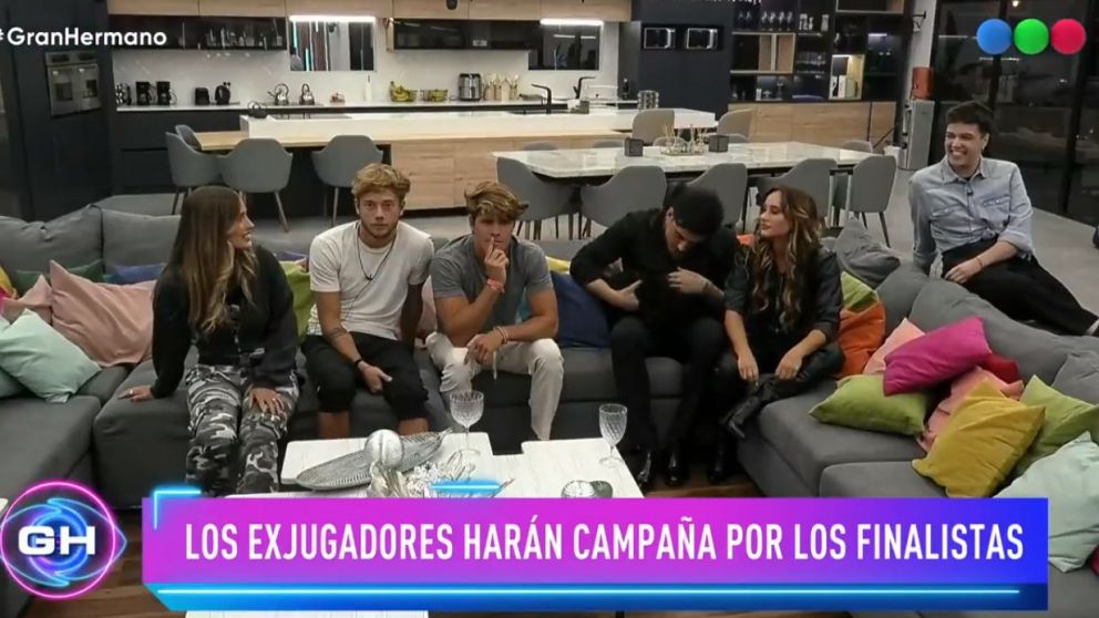 Los ex participantes de "Gran Hermano" entraron para apoyar a los finalistas.