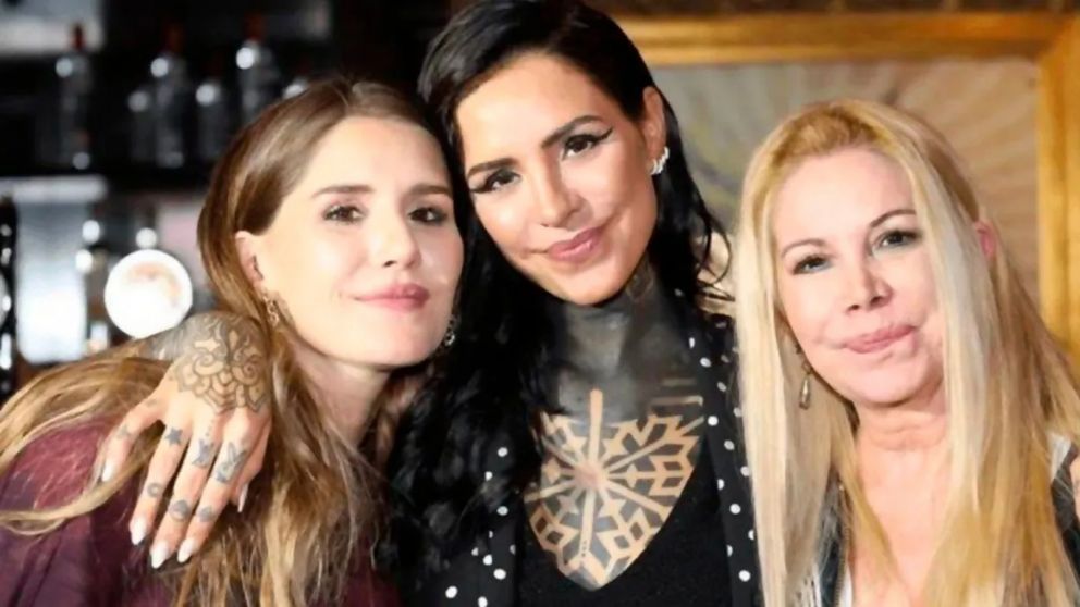 Mica y Cande Tinelli con Soledad Aquino, su mamá.