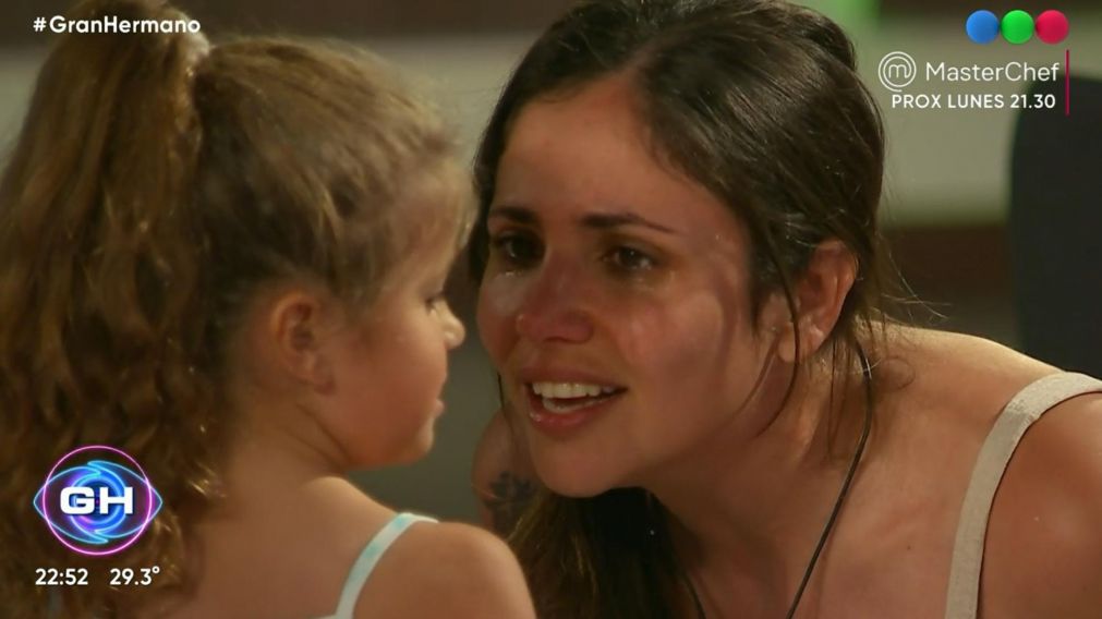 Romina se reencontró con sus hijas.