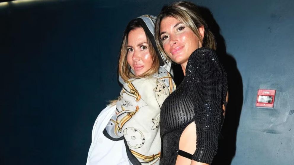 Karina Jelinek y Flor Parise, a los besos en un bar de Palermo. (Fotos: Movilpress).