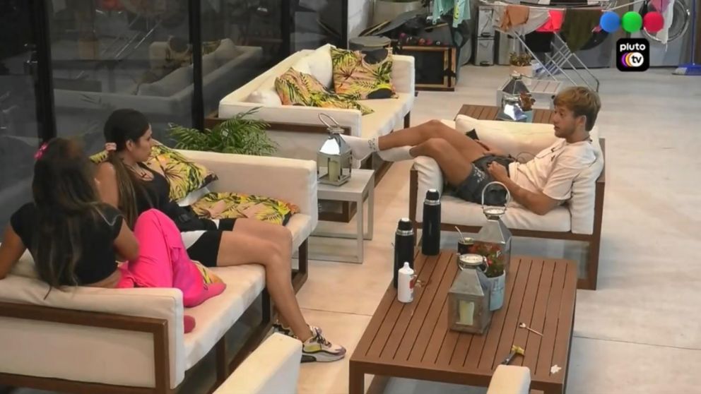 Romina y su confesión a Nacho ante la atenta mirada de Julieta (Captura de pantalla).