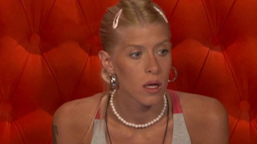 Camila de "Gran Hermano 2022" y una extraña forma para broncearse.