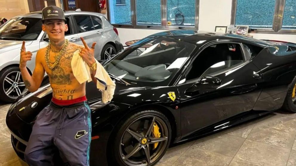 L-Gante y su millonaria Ferrari