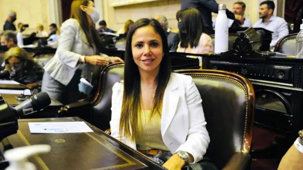 Proponen a Romina de "Gran Hermano 2022" y a un dirigente del f�tbol local como candidatos para la Presidencia Nacional. 