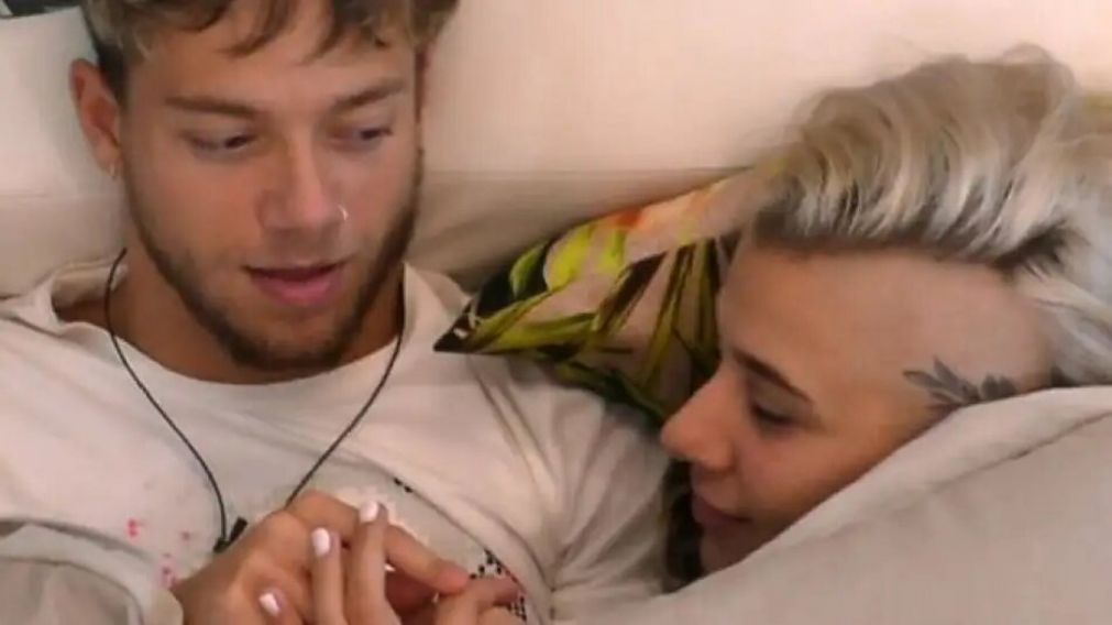 Nacho y La Tora en la cama cerca del consentimiento
