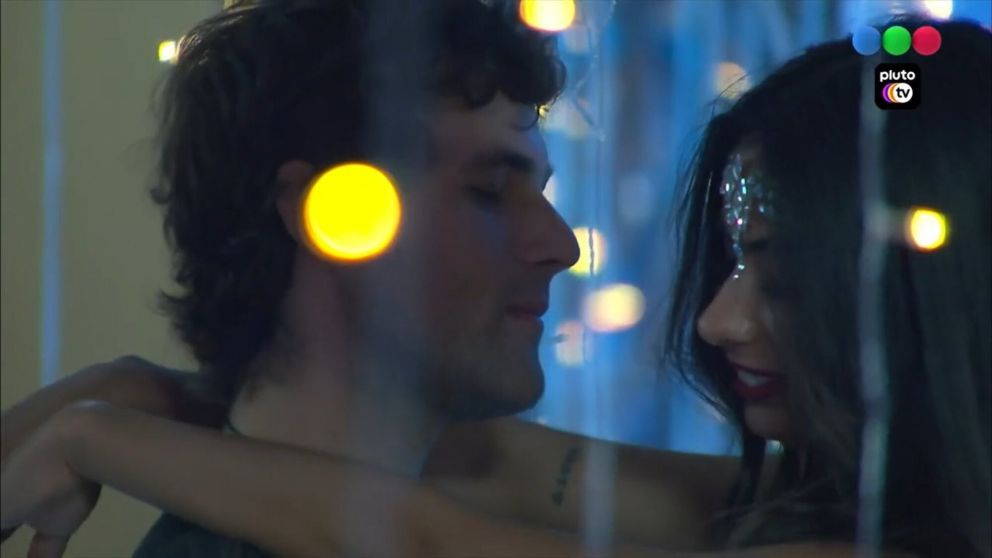 Daniela y Agustín de Gran Hermano bailando muy pegados