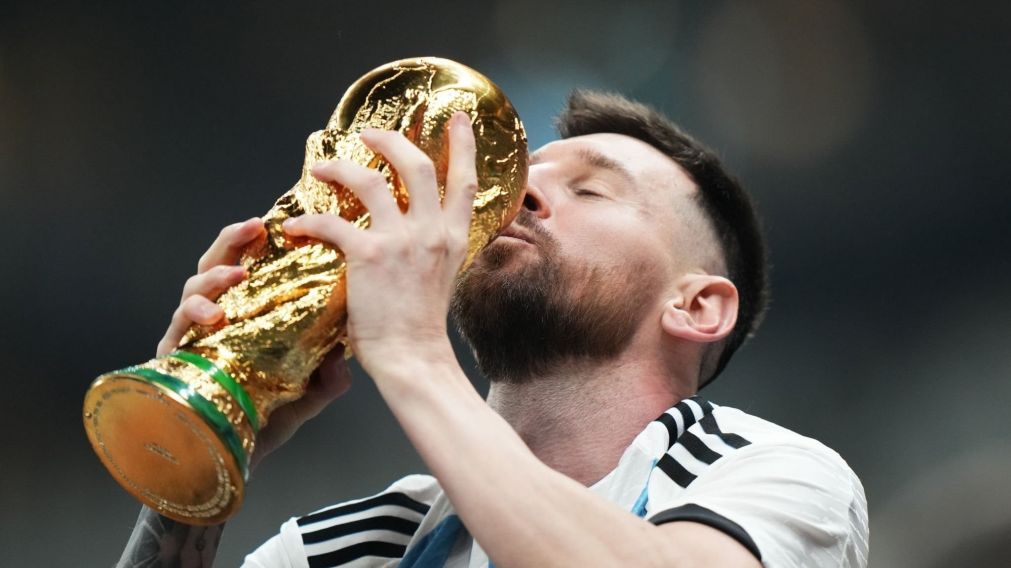Leo Messi besa la Copa del Mundo en Qatar