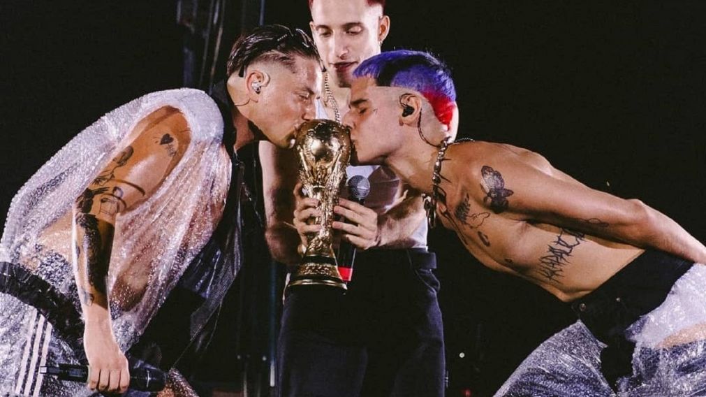 Wos llev� la Copa del Mundo al show de Ca7riel y Paco Amoroso