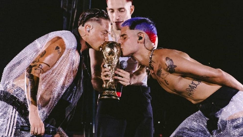 Wos llev� la Copa del Mundo al show de Ca7riel y Paco Amoroso