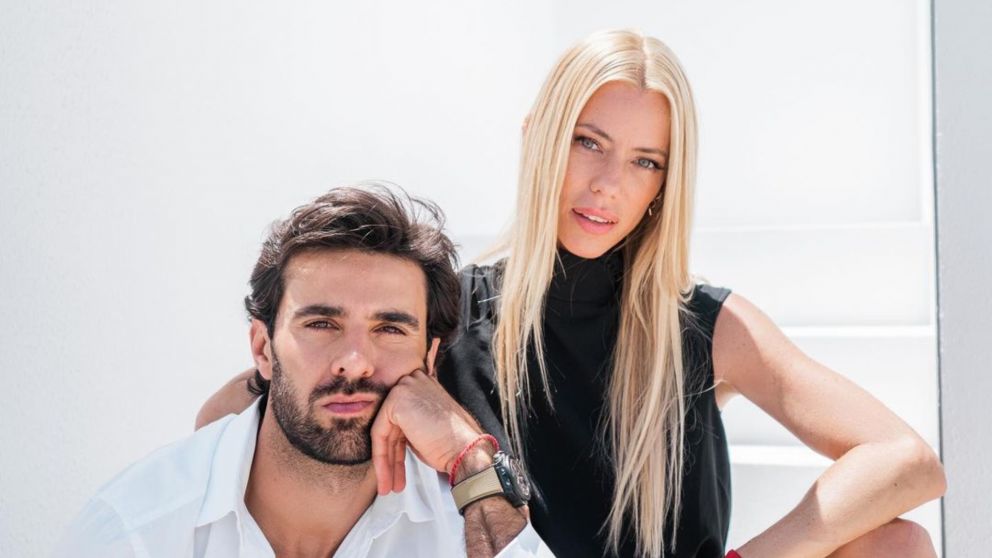 El piloto y la modelo celebraron frente a las c�maras el importante triunfo