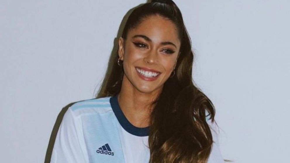 Tini Stoessel cantando junto a sus fanáticos.