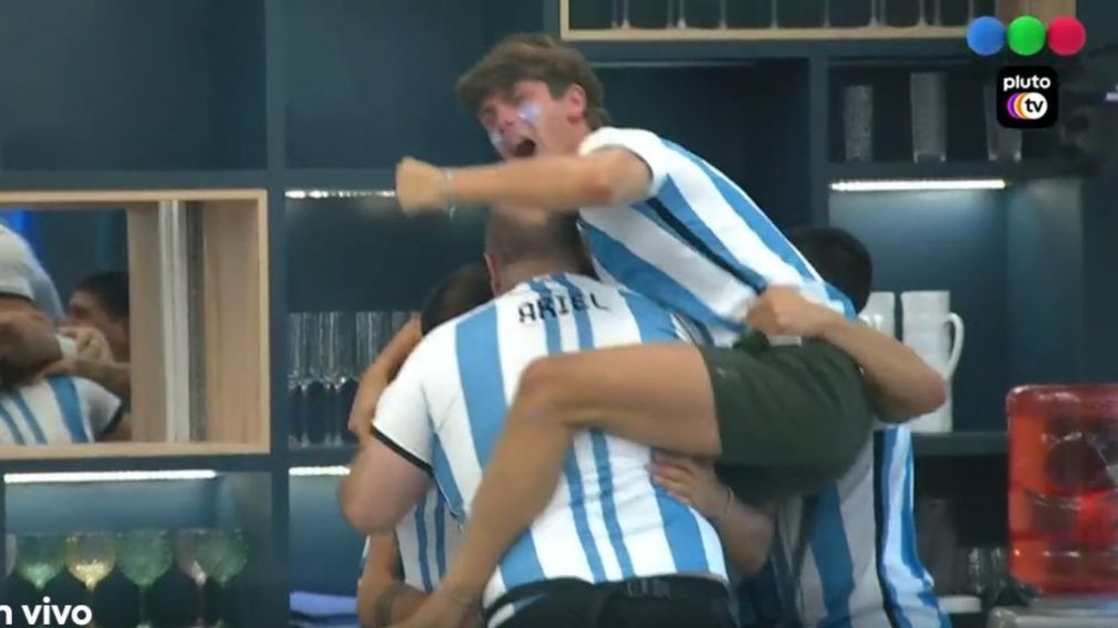 Marcos de Gran Hermano alentó a la selección junto a Camila y Maxi con una famosa canción: el video