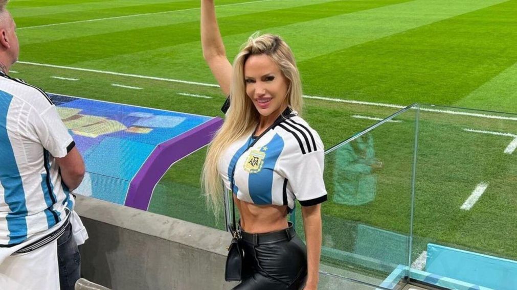 Luciana Salazar impactó a los medios ingleses en el Mundial Qatar 2022.