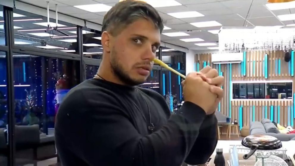 El Conejo de "Gran Hermano 2022" se sacó los pelos de la nariz y sintió el dolo en vivo