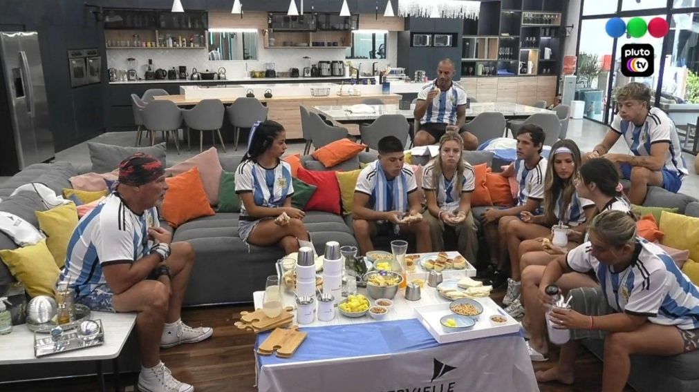 Los participantes de "Gran Hermano 2022" disfrutan el partido de Argentina.