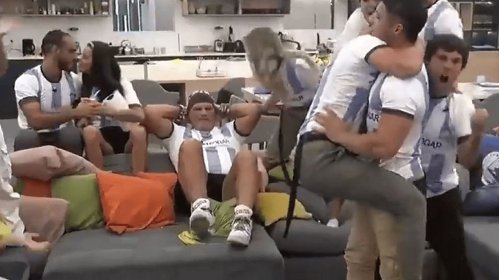 El polémico gesto de Alfa de Gran Hermano, durante el debut de la Selección Argentina en el Mundial de Qatar 2022.