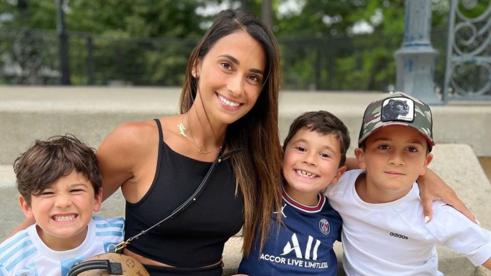 Antonela Roccuzzo publicó una dulce postal de sus hijos rumbo al Mundial Qatar 2022.