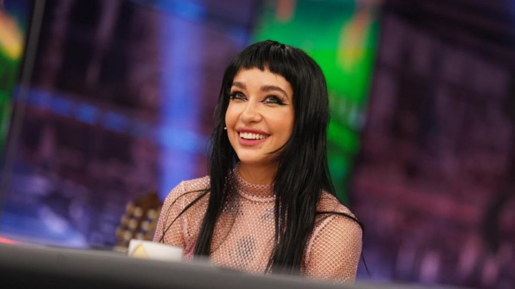 María Becerra sorprendió con un jugado vestido en los Latin Grammy 2022.