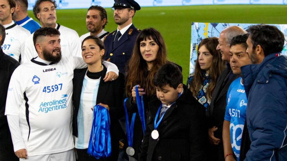 La primera aparición en público de todos los hijos de Maradona no fue tan pacífica como aparentó. (Foto: Reuters)