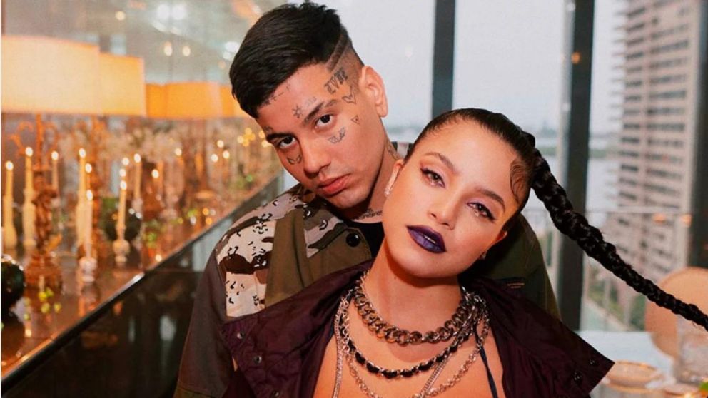 Emilia Mernes preocupada por un problema t�cnico que tuvo Duki durante uno de sus shows.