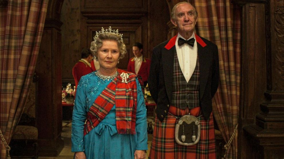 Imelda Staunton (Isabel II) y Jonathan Pryce (Felipe), una dupla actoral exquisita.