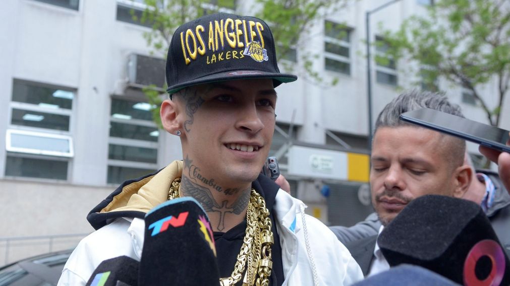 L-Gante respondió los cuestionamientos de su padre biológico.