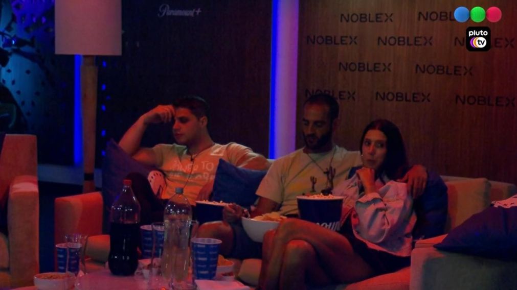 El Conejo se mostró incómodo viendo una película con Maxi y Juliana en "Gran Hermano".