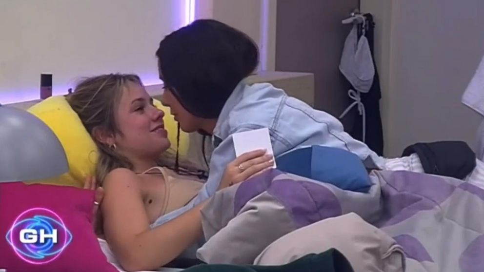 Coti y Juliana de "Gran Hermano", a los besos en la cama.