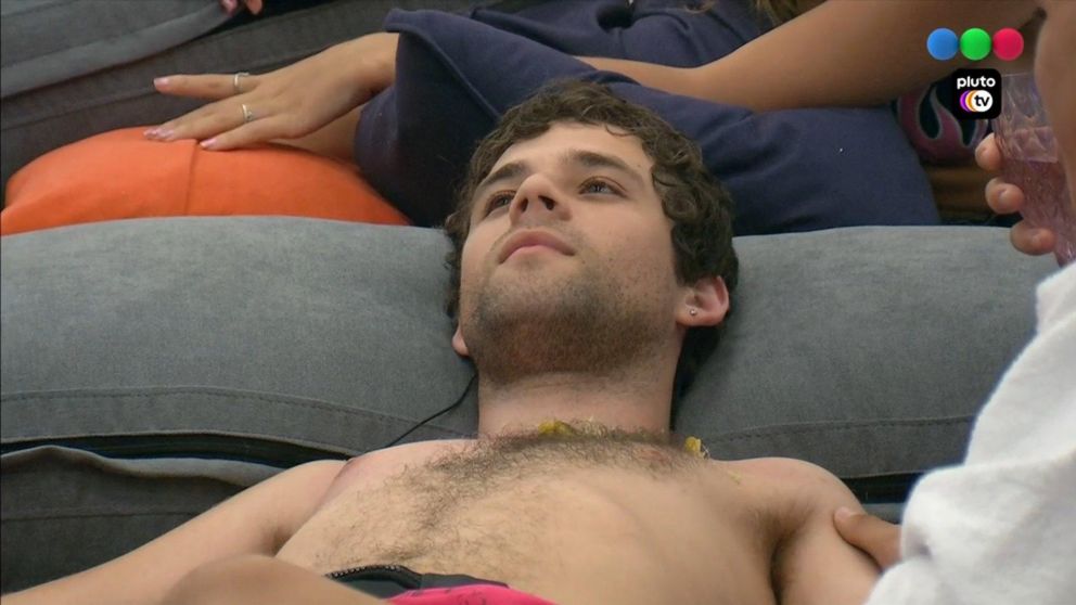 Agustín se depiló el pecho en la casa de "Gran Hermano".
