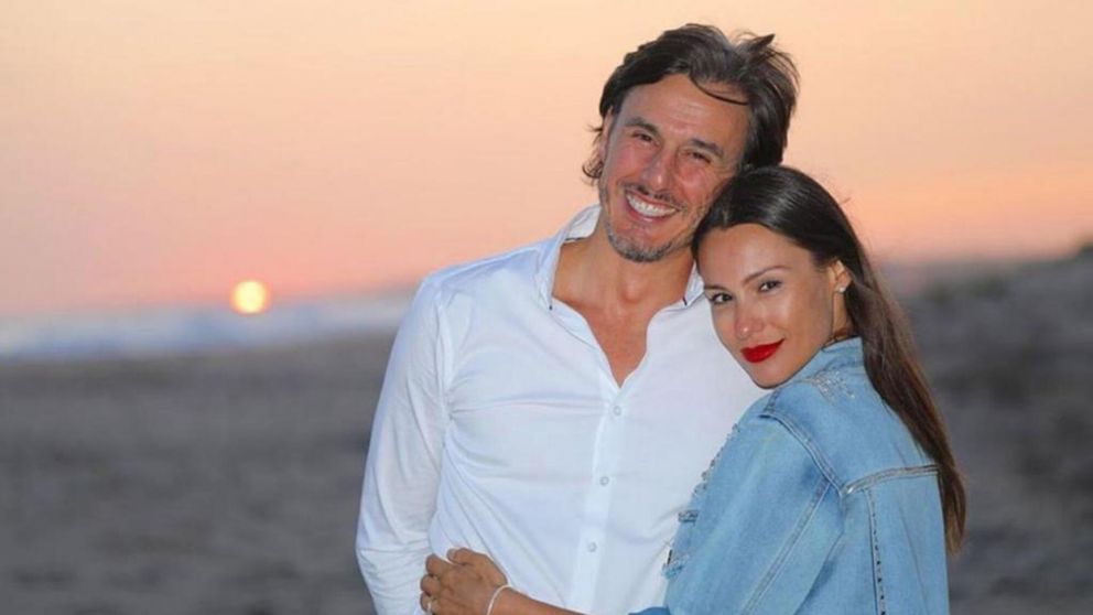 Pampita y Roberto García Moritán vivieron un divertido ida y veulta en la Alfombra Roja de los Martín Fierro de Cable 2022,