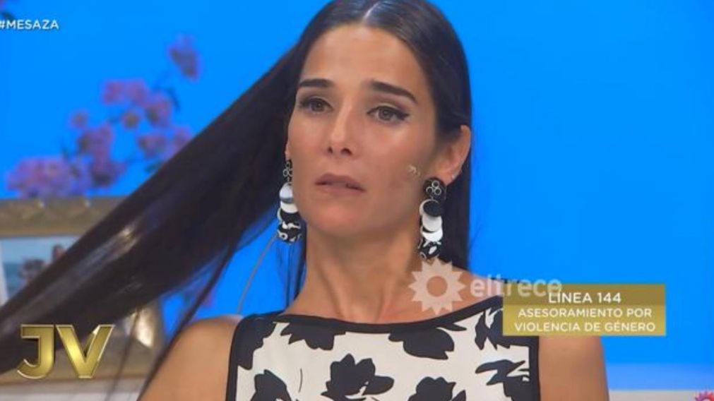 Juana Viale cortó su pelo durante su programa en apoyo a las mujeres iraníes.