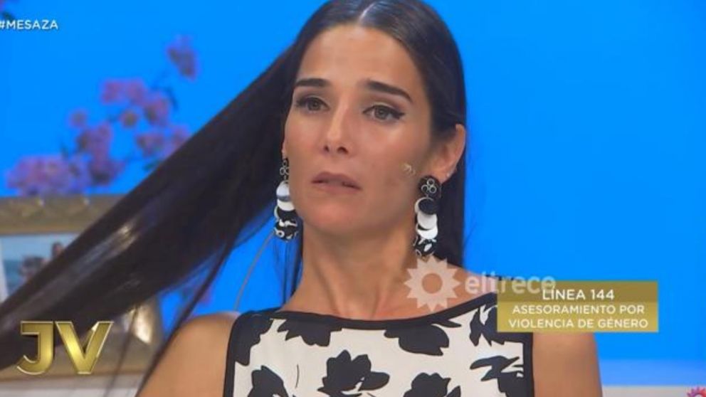 Juana Viale cortó su pelo durante su programa en apoyo a las mujeres iraníes.