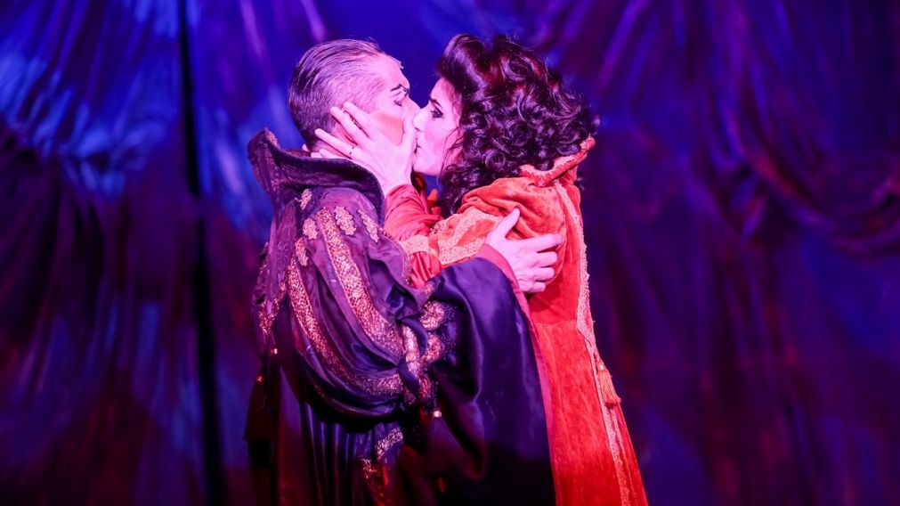 Juan Rodó y Cecilia Milone en "Drácula".