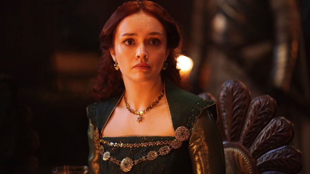 Olivia Cooke le da fuerza a la Alicent versión adulta.