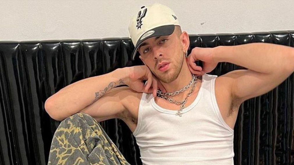 J.Rei, el novio de María Becerra, contó el motivo de su cicatriz en su abdomen.