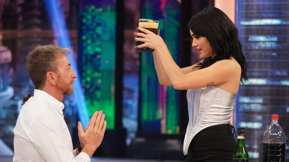 Lali Espósito revolucionó la tv española al preparar un fernet en vivo.