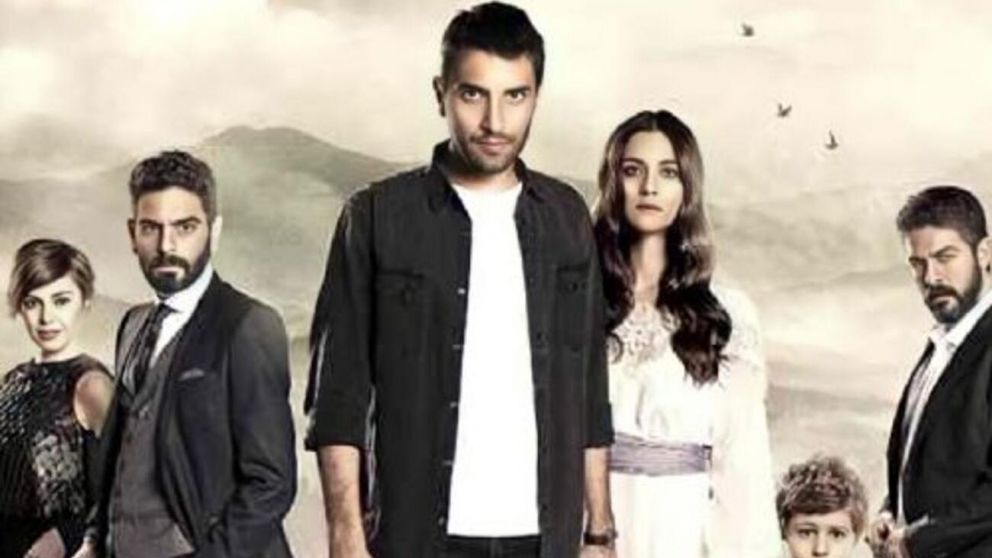 Uno de los actores principales de "Fugitiva" ayudó a refugiados.